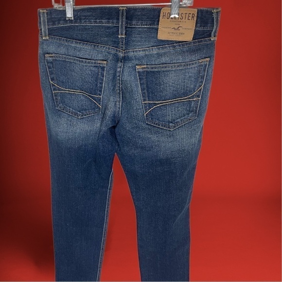 THE Hollister Skinny Med-Dark Wash Slight Factory Distressing and Fading 30 x 32 - Picture 8 of 13